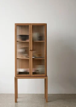 Audo Copenhagen Curiosity Cabinet, high fra> Vitrineskabe