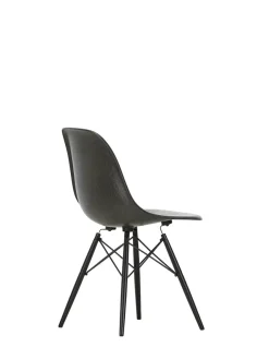 Vitra Eames Fiberglass Chair DSW, sortlakeret ahorn fra><noscript><img width=