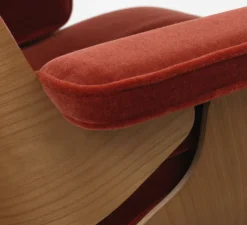 Vitra Eames Lounge Chair, kirsebær, calma brandy inkl. Fodskammel fra><noscript><img width=