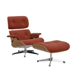 Vitra Eames Lounge Chair, kirsebær, calma brandy inkl. Fodskammel fra><noscript><img width=