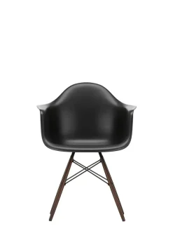 Vitra Eames Plastic Armchair DAW, mørkbejdset ahorntræ fra><noscript><img width=