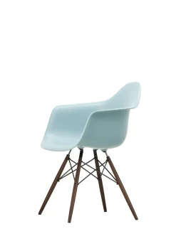 Vitra Eames Plastic Armchair DAW, mørkbejdset ahorntræ fra><noscript><img width=