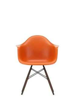 Vitra Eames Plastic Armchair DAW, mørkbejdset ahorntræ fra><noscript><img width=