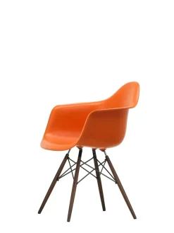 Vitra Eames Plastic Armchair DAW, mørkbejdset ahorntræ fra><noscript><img width=