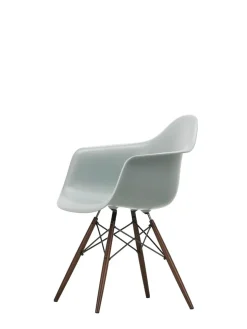 Vitra Eames Plastic Armchair DAW, mørkbejdset ahorntræ fra><noscript><img width=
