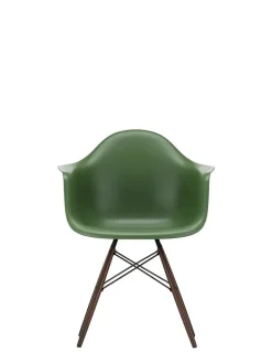 Vitra Eames Plastic Armchair DAW, mørkbejdset ahorntræ fra><noscript><img width=