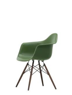 Vitra Eames Plastic Armchair DAW, mørkbejdset ahorntræ fra><noscript><img width=