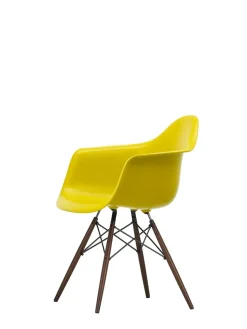Vitra Eames Plastic Armchair DAW, mørkbejdset ahorntræ fra><noscript><img width=