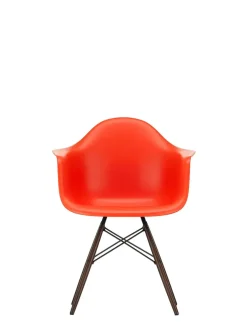 Vitra Eames Plastic Armchair DAW, mørkbejdset ahorntræ fra><noscript><img width=