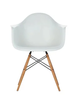 Vitra Eames Plastic Armchair DAW, ahorntræ fra> Spisebordsstole
