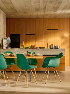 Vitra Eames Plastic Armchair DAW, ahorntræ fra> Spisebordsstole