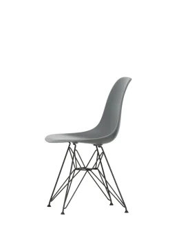 Vitra Eames Plastic Side Chair DSR, sort pulverlakeret fra><noscript><img width=