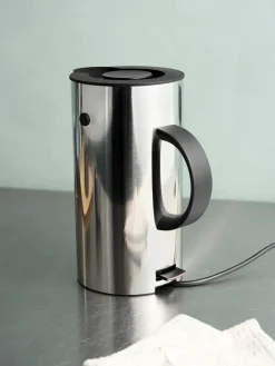 Stelton EM77 Elkedel, 1,5 l fra> Gaver Til Ham|Gaver Til Hende