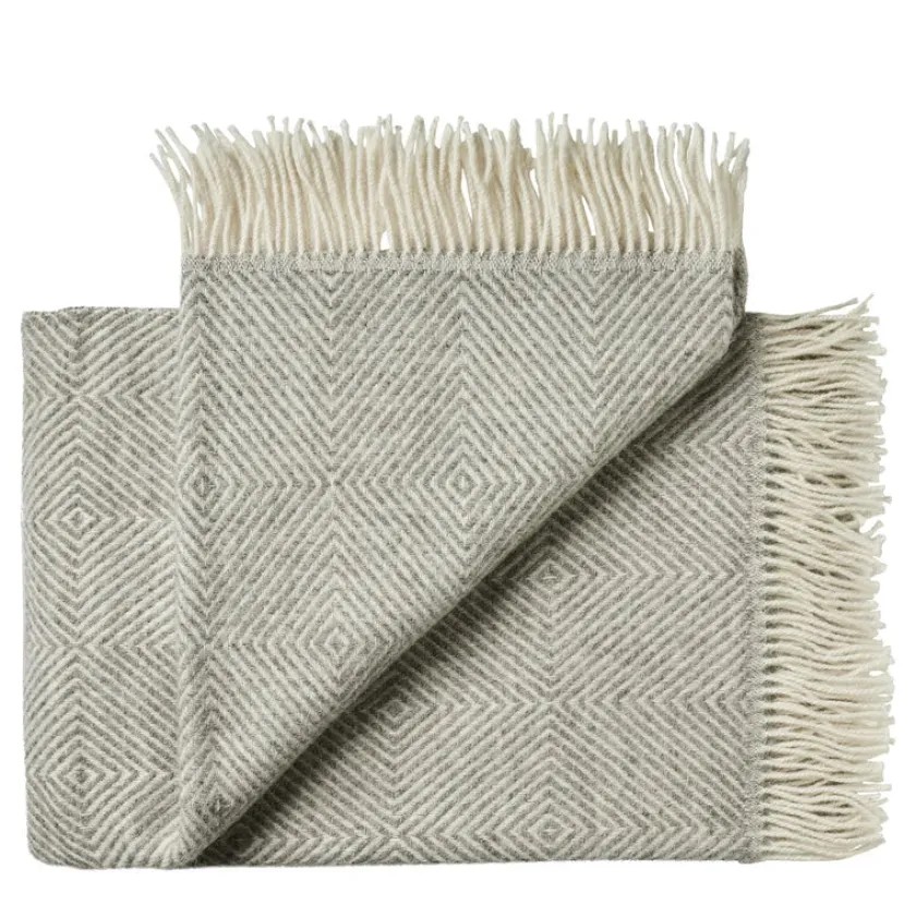 Silkeborg Uldspinderi Fanø Plaid, pebbles beige fra> Gaver Til Hende|Puder Og Plaider