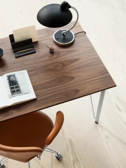 Fritz Hansen FH3605™ Skrivebord m. Skuffe af Arne Jacobsen><noscript><img width=