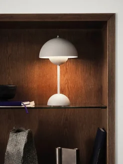 &Tradition Flowerpot Portable VP9 Bordlampe af Verner Panton><noscript><img width=