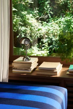 &Tradition Flowerpot Portable VP9 Bordlampe af Verner Panton><noscript><img width=