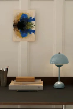 &Tradition Flowerpot Portable VP9 Bordlampe af Verner Panton><noscript><img width=