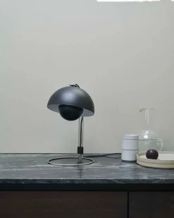 &Tradition Flowerpot VP4 bordlampe af Verner Panton><noscript><img width=