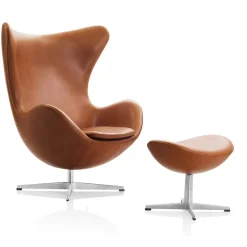 Fritz Hansen Ægget, Cognac Aura læder, uden returdrej inkl. skammel af Arne Jacobsen><noscript><img width=