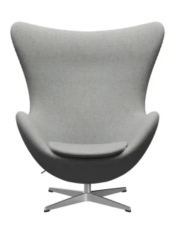 Fritz Hansen Ægget, sort læder/aluminium af Arne Jacobsen><noscript><img width=