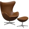 Fritz Hansen Ægget, Valnød Aura læder, uden returdrej inkl. skammel af Arne Jacobsen> Lænestole