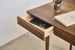 DK3 Groove Desk fra> Skriveborde