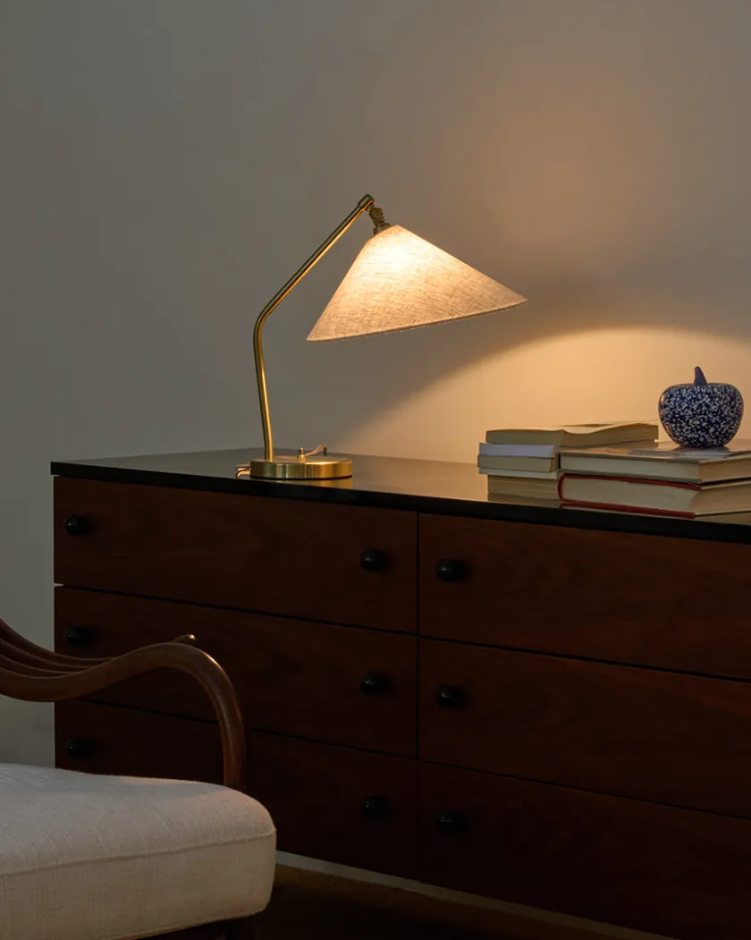 GUBI Gräshoppa bordlampe fra> Spots