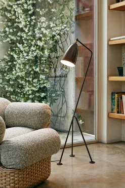 GUBI Gräshoppa gulvlampe fra> Gulvlamper|Spots