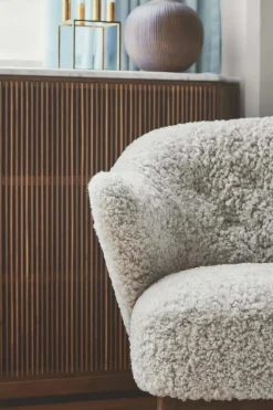 Audo Copenhagen Ingeborg med Fodskammel, Boucle fra><noscript><img width=