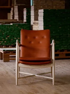 House of Finn Juhl Kaminstolen, valnød af Finn Juhl><noscript><img width=