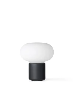 New Works Karl-Johan portable bordlampe, Cold Black fra><noscript><img width=