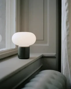 New Works Karl-Johan portable bordlampe, Cold Black fra><noscript><img width=
