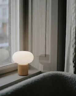New Works Karl-Johan portable bordlampe, Ochre Yellow fra> Portable Lamper|Spots