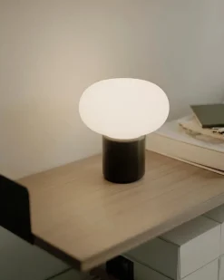 New Works Karl-Johan portable bordlampe, Ochre Yellow fra><noscript><img width=