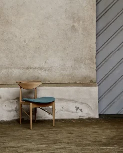 House of Finn Juhl Karmstolen, eg olie/valnød af Finn Juhl><noscript><img width=