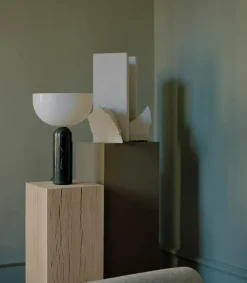 New Works Kizu Bordlampe Large, Black Marble fra><noscript><img width=