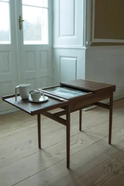House of Finn Juhl Kunstsamlerens Bord af Finn Juhl><noscript><img width=