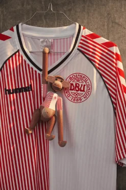 Kay Bojesen Lille Abe x DBU 86 Away af><noscript><img width=