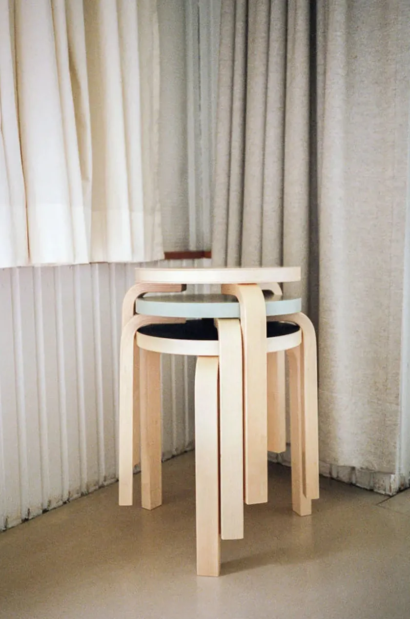 Artek Limited Edition Stool 60, Mahogany Brown fra> Skamler