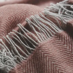 Silkeborg Uldspinderi Livø Plaid, rosewood fra> Puder Og Plaider