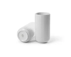 Lyngby Porcelæn Lyngbyvasen i lilla, H20,5 cm fra><noscript><img width=