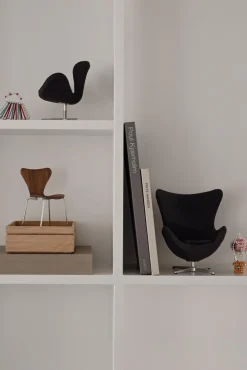 Fritz Hansen Miniature Svanen af Arne Jacobsen><noscript><img width=