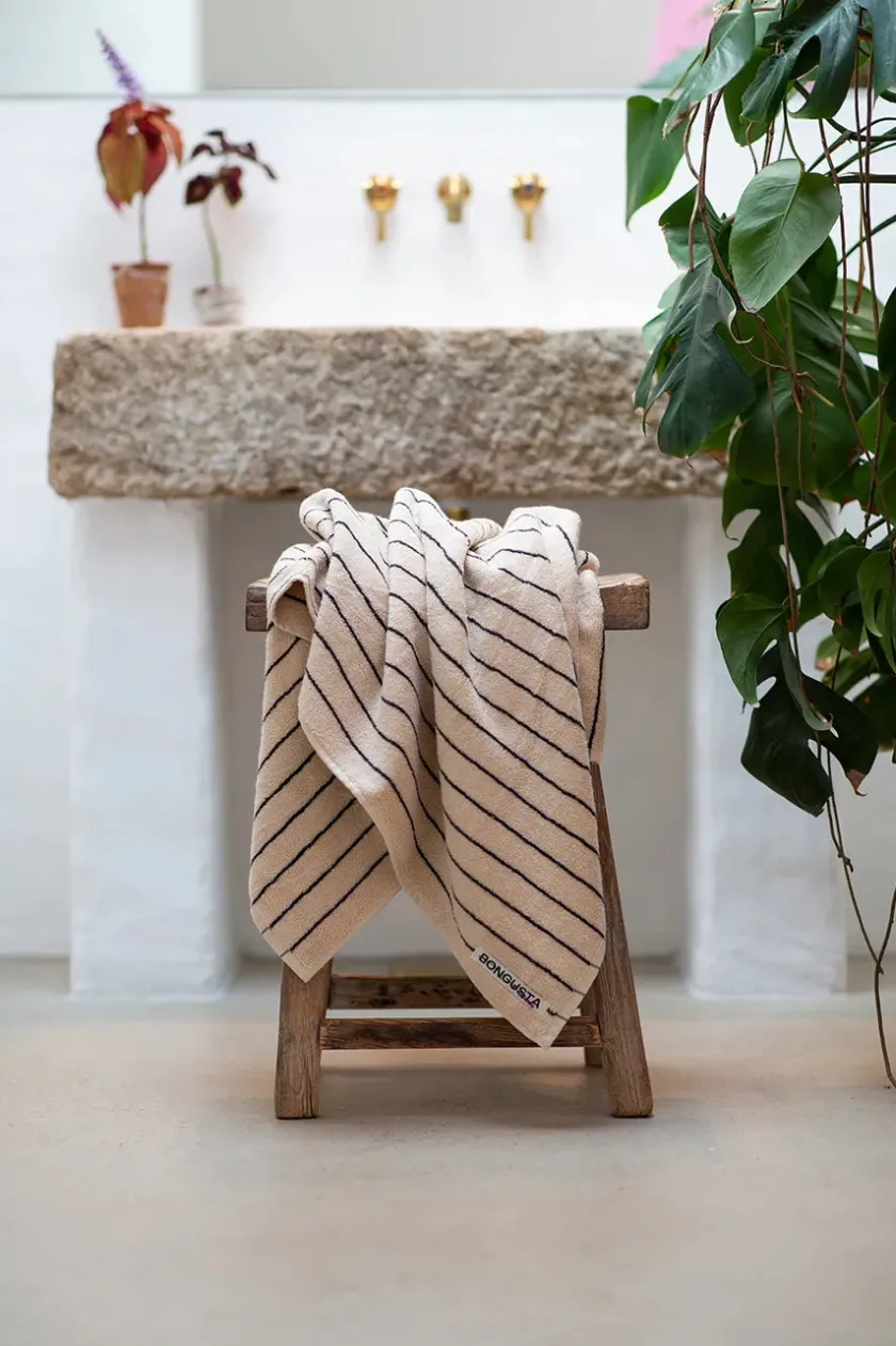 Bongusta Naram towel - Lavender Blue fra> Badeværelsestekstiler