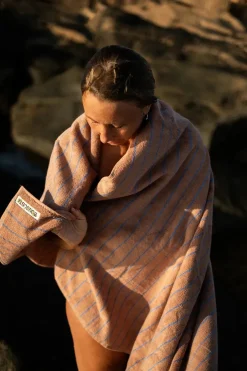 Bongusta Naram towel - Sea foam & Deep teal fra><noscript><img width=