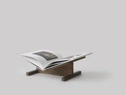 New Mags Page Bookstand, Smoked Oak fra> Gaver Til Ham