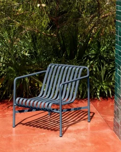 HAY Palissade Lounge Chair Low, Deep Blue fra> Udendørs Loungemøbler|Havestole