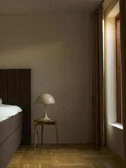 Louis Poulsen Panthella 320 bordlampe, messing af Verner Panton><noscript><img width=