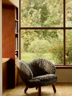 House of Finn Juhl Pelikanstolen, gotlandsk fåreskind af Finn Juhl> Lænestole