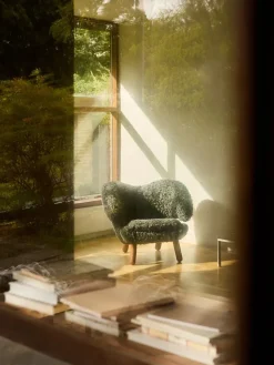 House of Finn Juhl Pelikanstolen, gotlandsk fåreskind af Finn Juhl><noscript><img width=